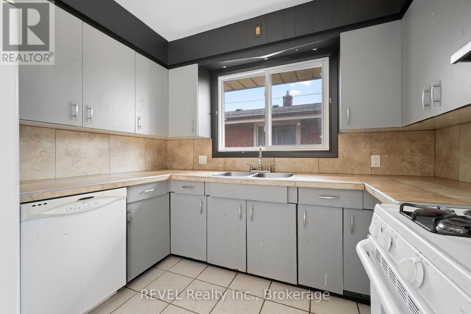 167 Wellington Street, Welland, Ontario  L3B 3N2 - Photo 14 - X12552828