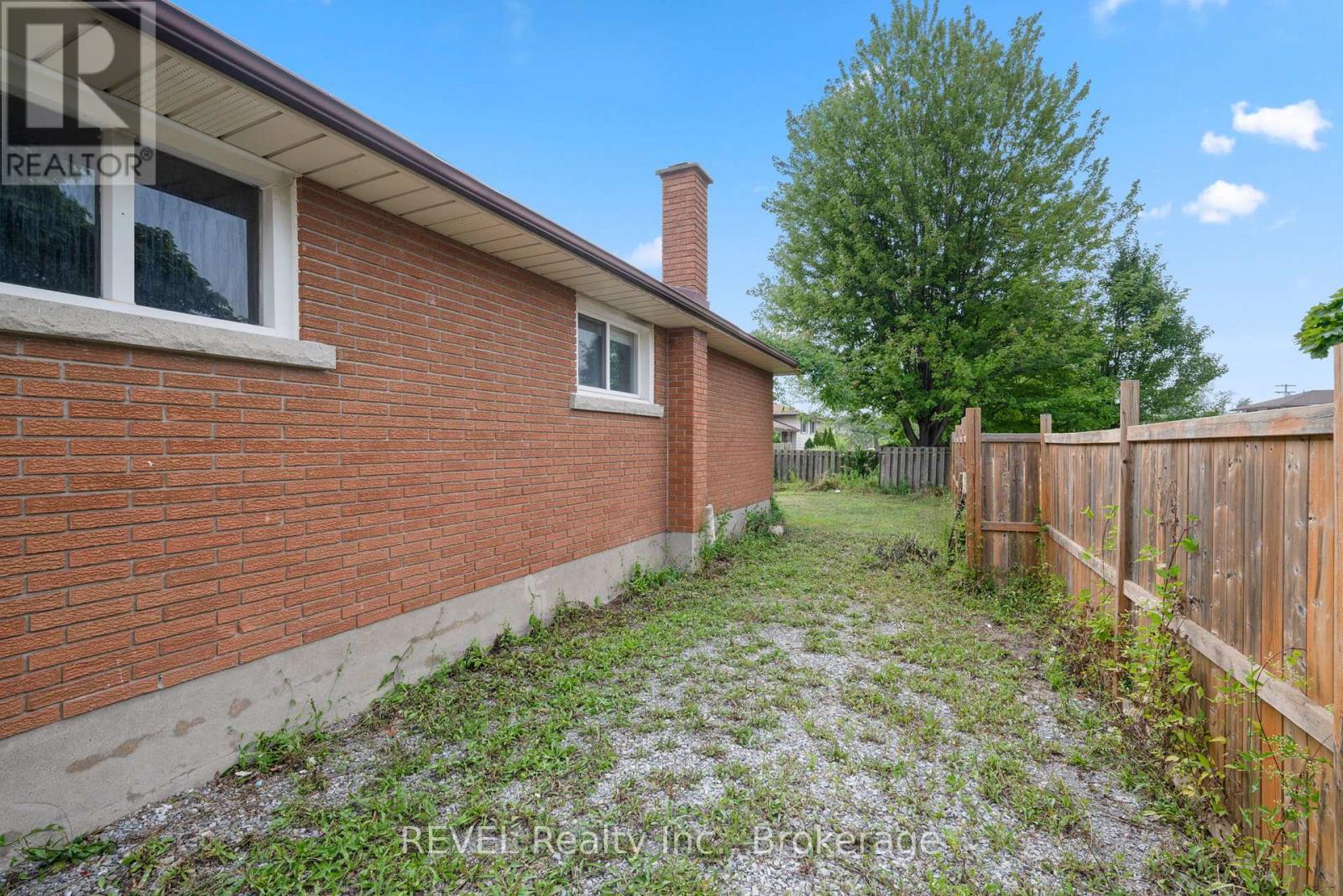167 Wellington Street, Welland, Ontario  L3B 3N2 - Photo 4 - X12552828