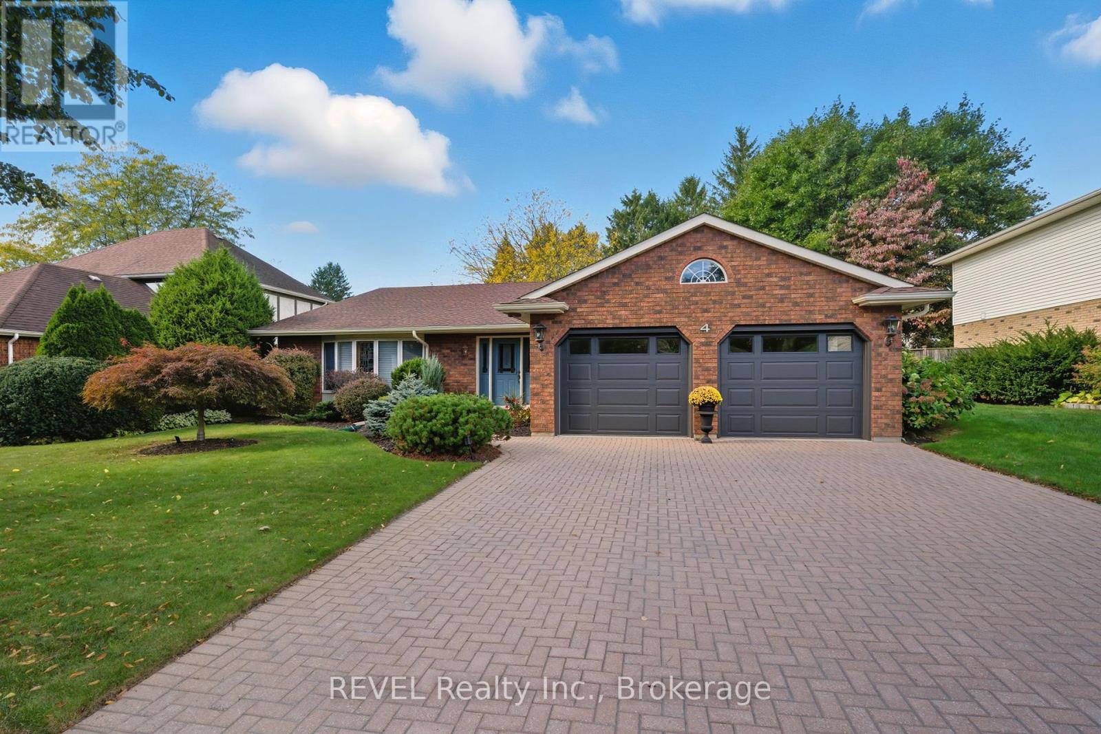 4 Kevin Drive, Pelham, Ontario  L0S 1E4 - Photo 2 - X12554546