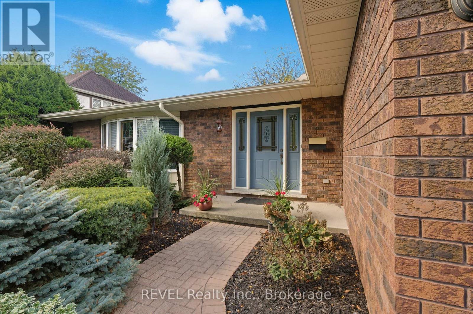 4 Kevin Drive, Pelham, Ontario  L0S 1E4 - Photo 4 - X12554546