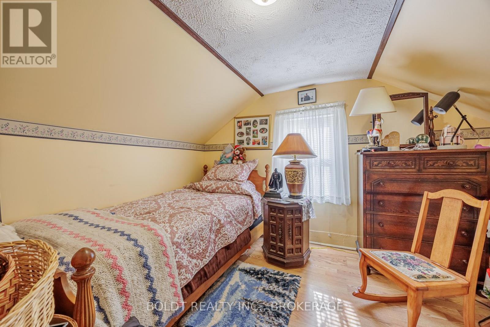 66 Chapel Street N, Thorold, Ontario  L2V 2E6 - Photo 12 - X12556582