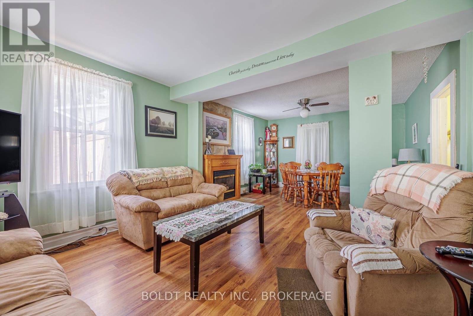 66 Chapel Street N, Thorold, Ontario  L2V 2E6 - Photo 4 - X12556582