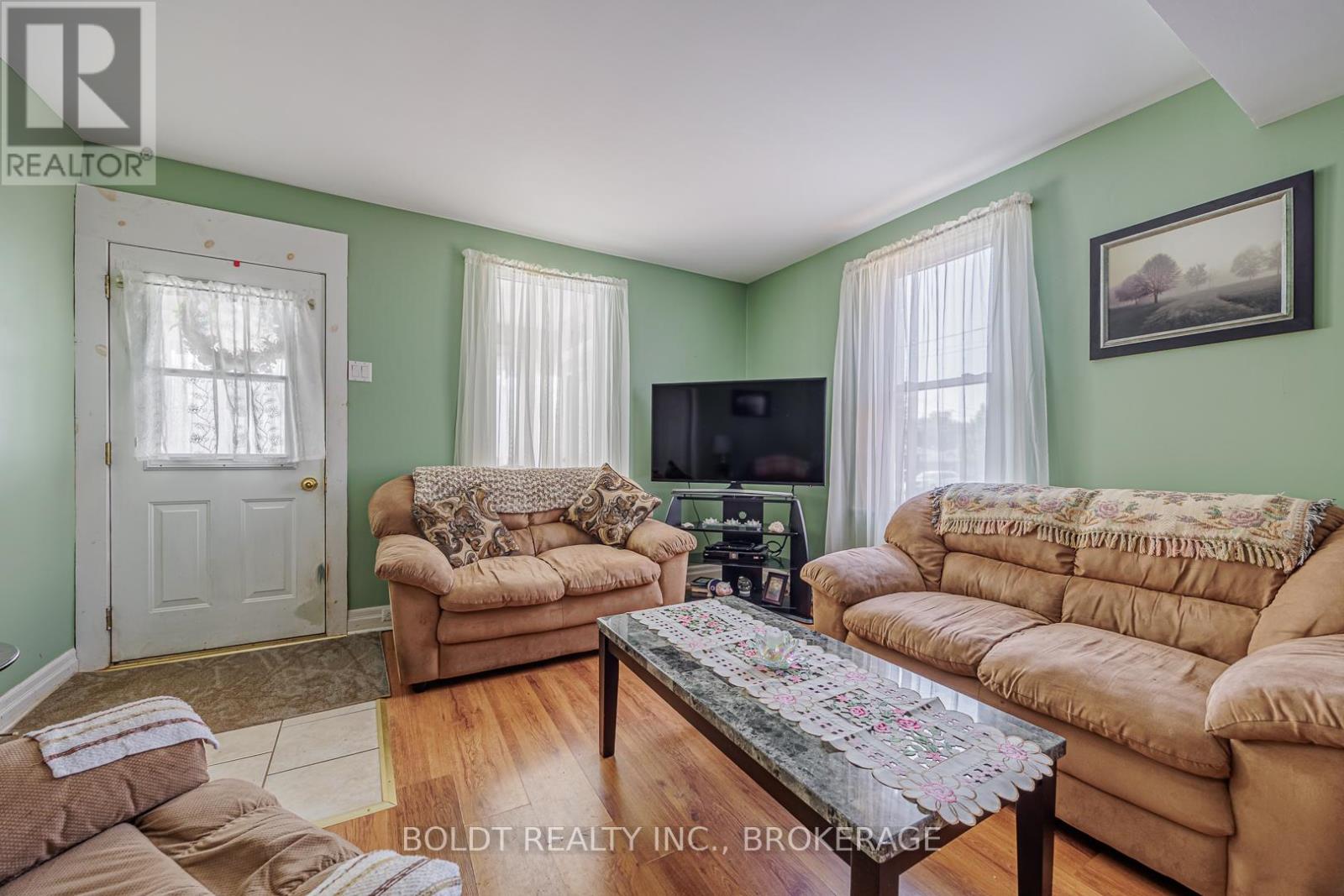 66 Chapel Street N, Thorold, Ontario  L2V 2E6 - Photo 5 - X12556582