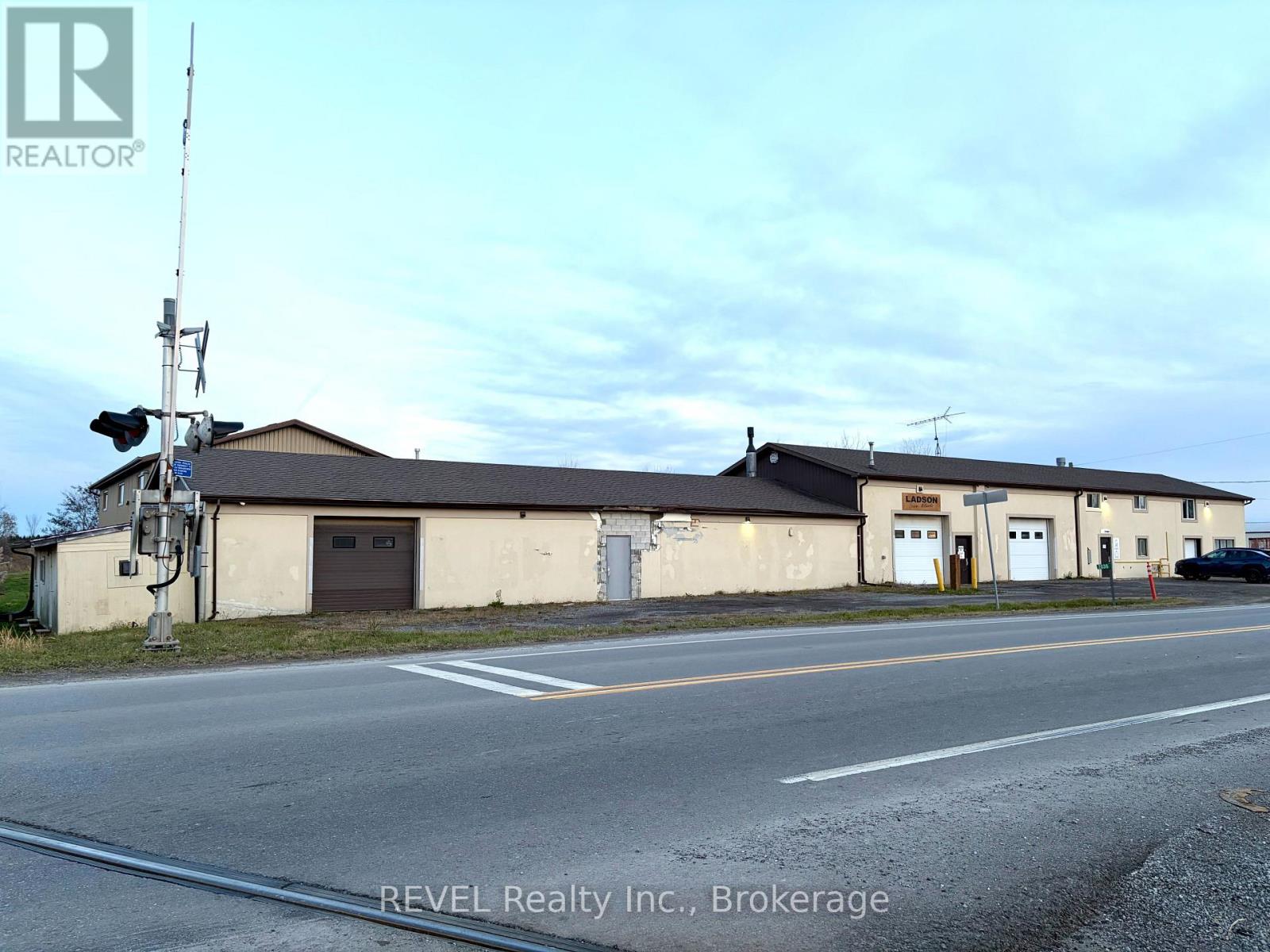 2036 Allanport Road, Thorold, Ontario  L0S 1A0 - Photo 2 - X12556790