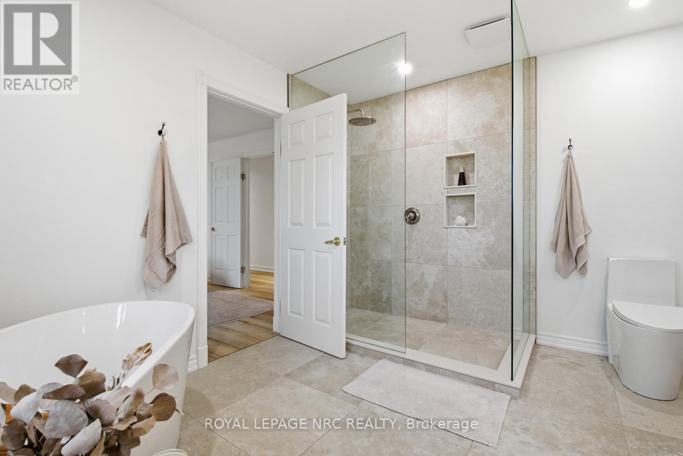 12 Fuller Crescent, Thorold, Ontario  L2V 4B9 - Photo 11 - X12557586