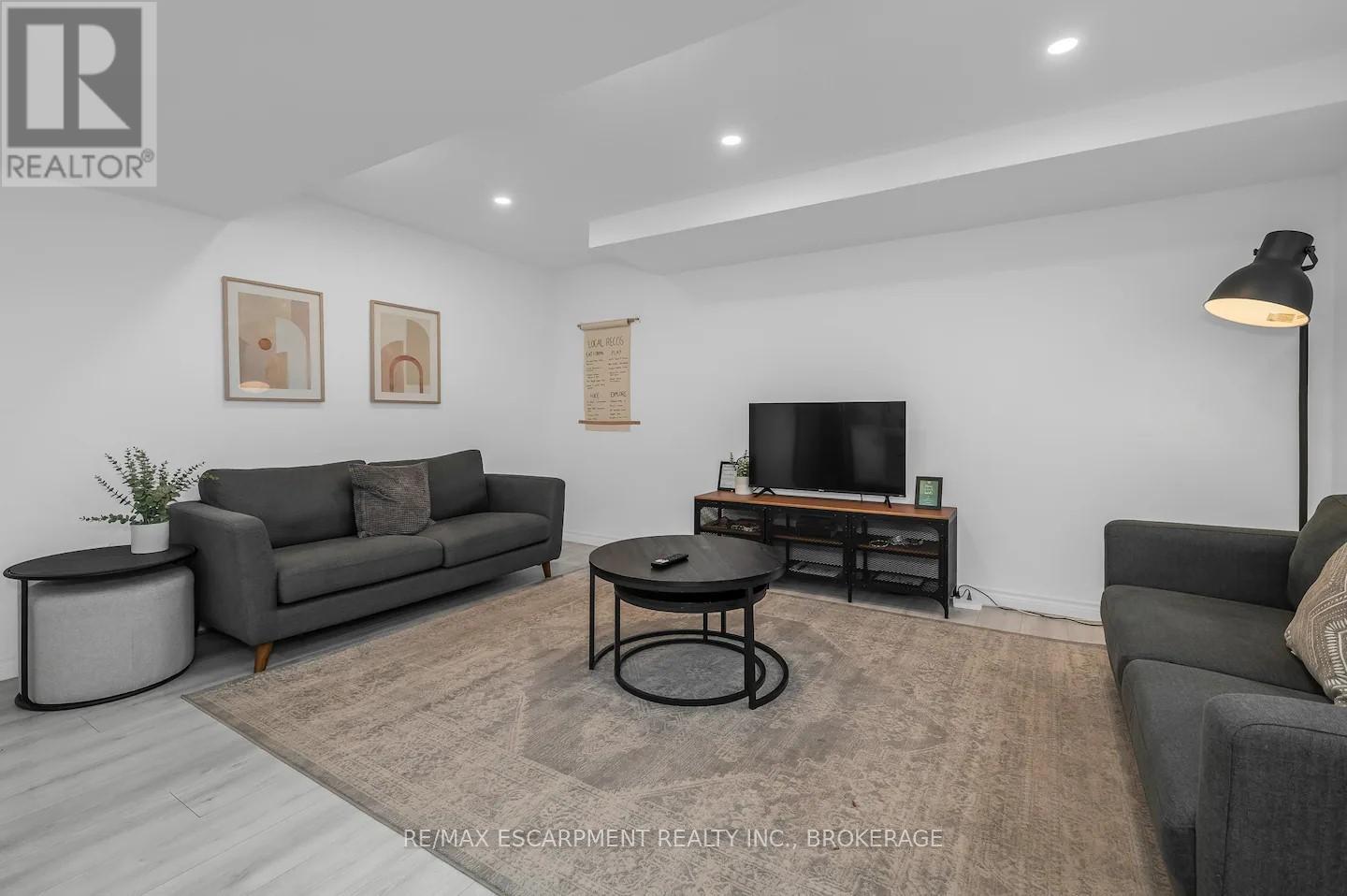 Lower - 22 Macoomb Drive, Welland, Ontario  L3C 5T9 - Photo 2 - X12563414