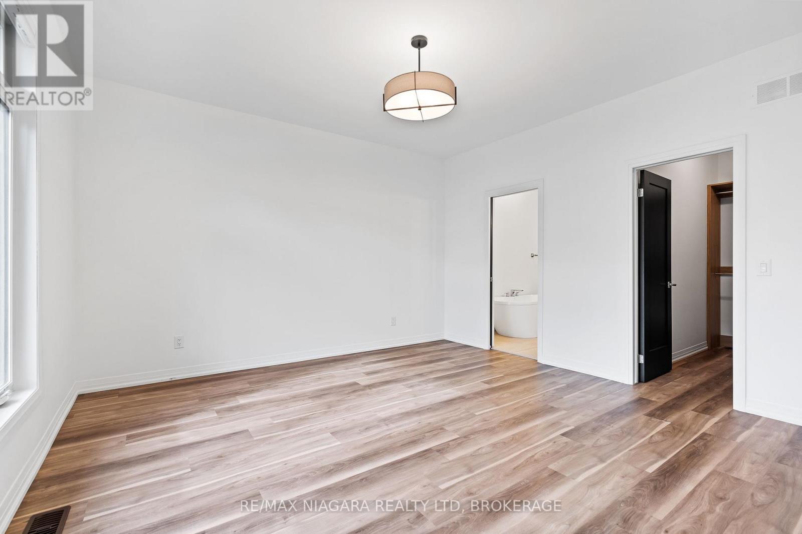 11 - 300 Richmond Street, Thorold, Ontario  L2V 0L6 - Photo 13 - X12579606