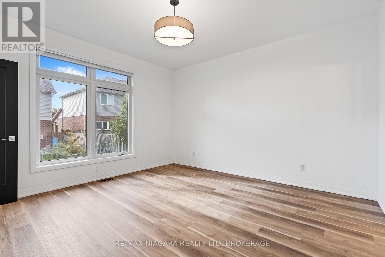 11 - 300 Richmond Street, Thorold, Ontario  L2V 0L6 - Photo 14 - X12579606