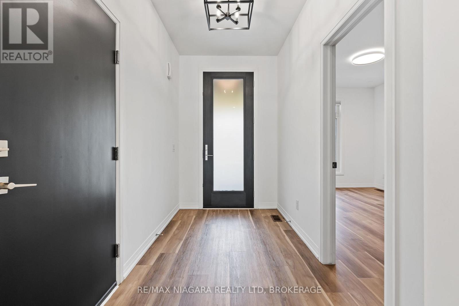 11 - 300 Richmond Street, Thorold, Ontario  L2V 0L6 - Photo 3 - X12579606