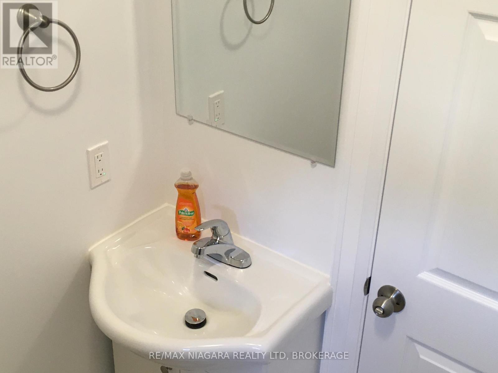 Rear Unit - 163 Welland Avenue, St. Catharines, Ontario  L2R 2N9 - Photo 21 - X12580412