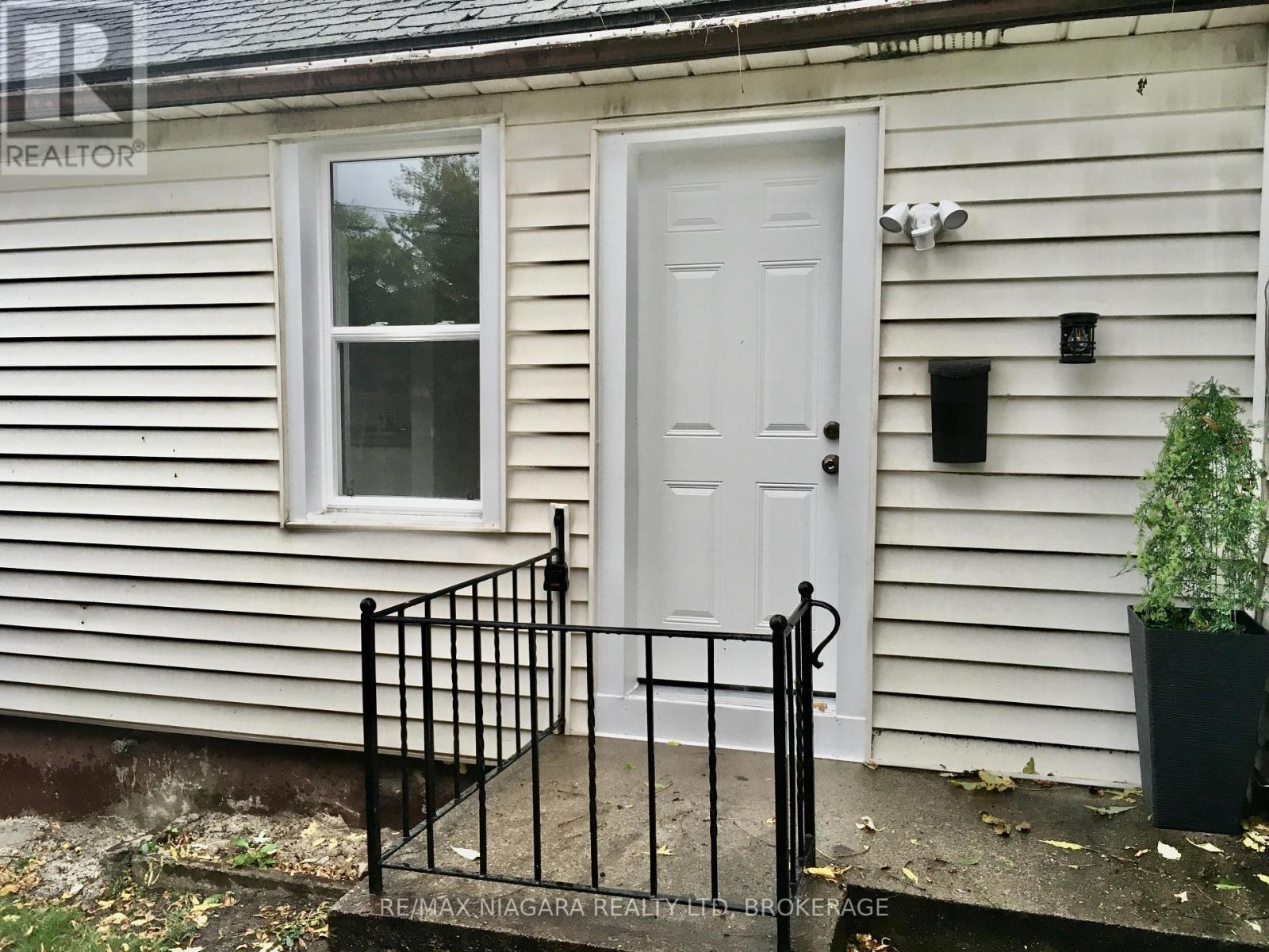 Rear Unit - 163 Welland Avenue, St. Catharines, Ontario  L2R 2N9 - Photo 35 - X12580412