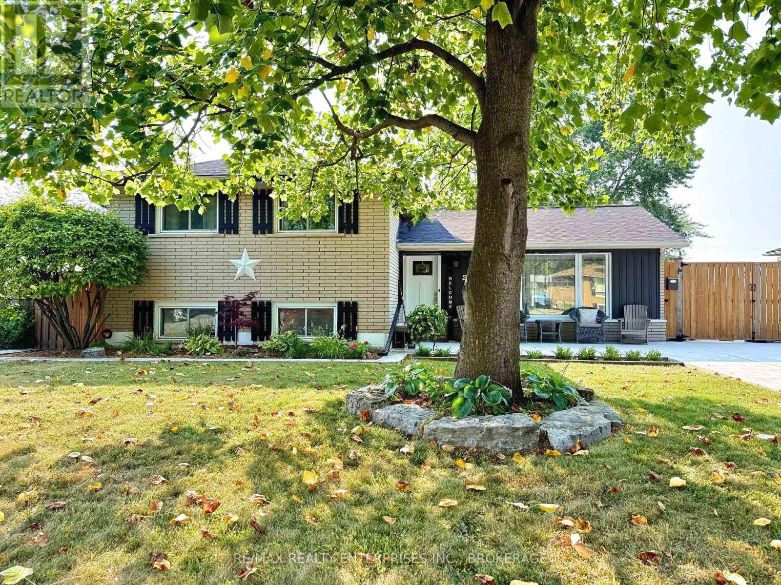 20 Karen Crescent, Grimsby, Ontario  L3M 2E4 - Photo 2 - X12587942