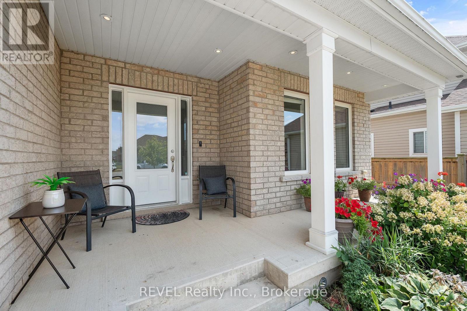 1018 Kerby Street, Fort Erie, Ontario  L2A 0B9 - Photo 2 - X12590934