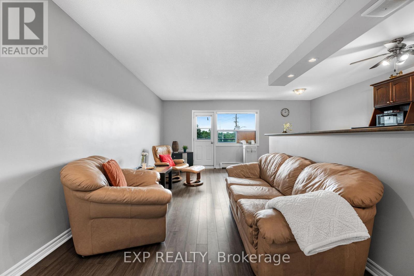 301 - 264 Oakdale Avenue, St. Catharines, Ontario  L2P 2K4 - Photo 3 - X12593198