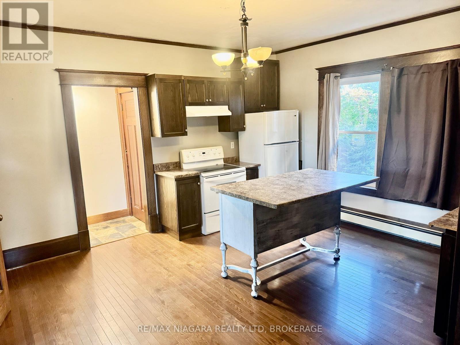 Main Floor - 101 Niagara Street, Welland, Ontario  L3C 1J4 - Photo 4 - X12596560