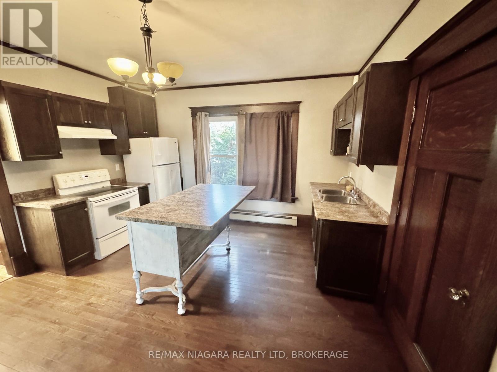 Main Floor - 101 Niagara Street, Welland, Ontario  L3C 1J4 - Photo 8 - X12596560