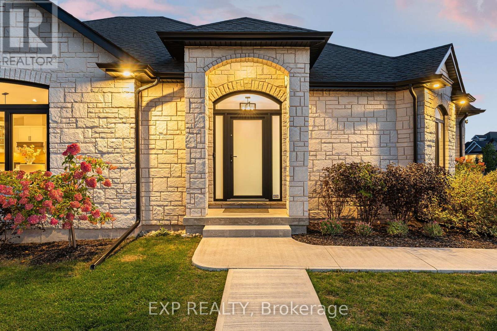 4242 Village Creek Drive, Fort Erie, Ontario  L0S 1S0 - Photo 3 - X12598300