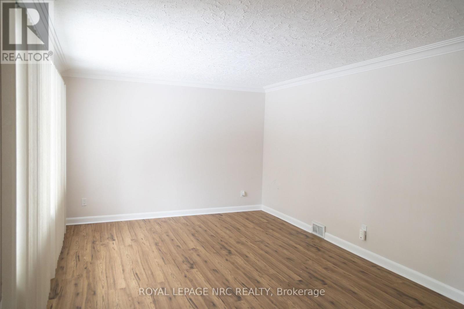 5905 Valley Way, Niagara Falls, Ontario  L2E 1X9 - Photo 5 - X12599228