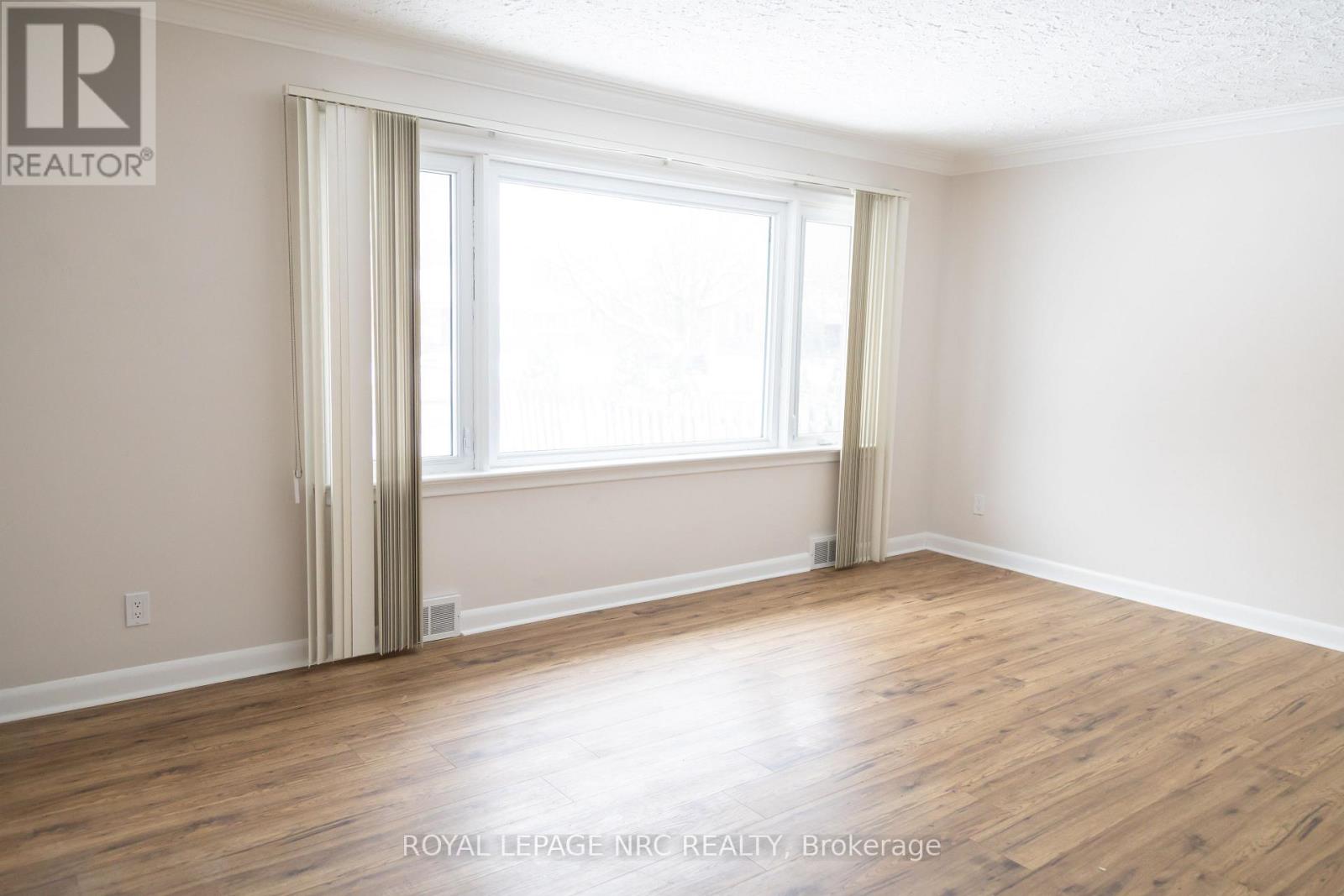 5905 Valley Way, Niagara Falls, Ontario  L2E 1X9 - Photo 6 - X12599228
