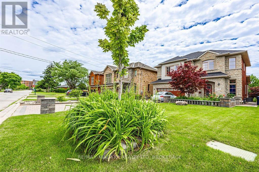 33 ST ANDREWS BOULEVARD  - LOWER UNIT, Toronto, Ontario