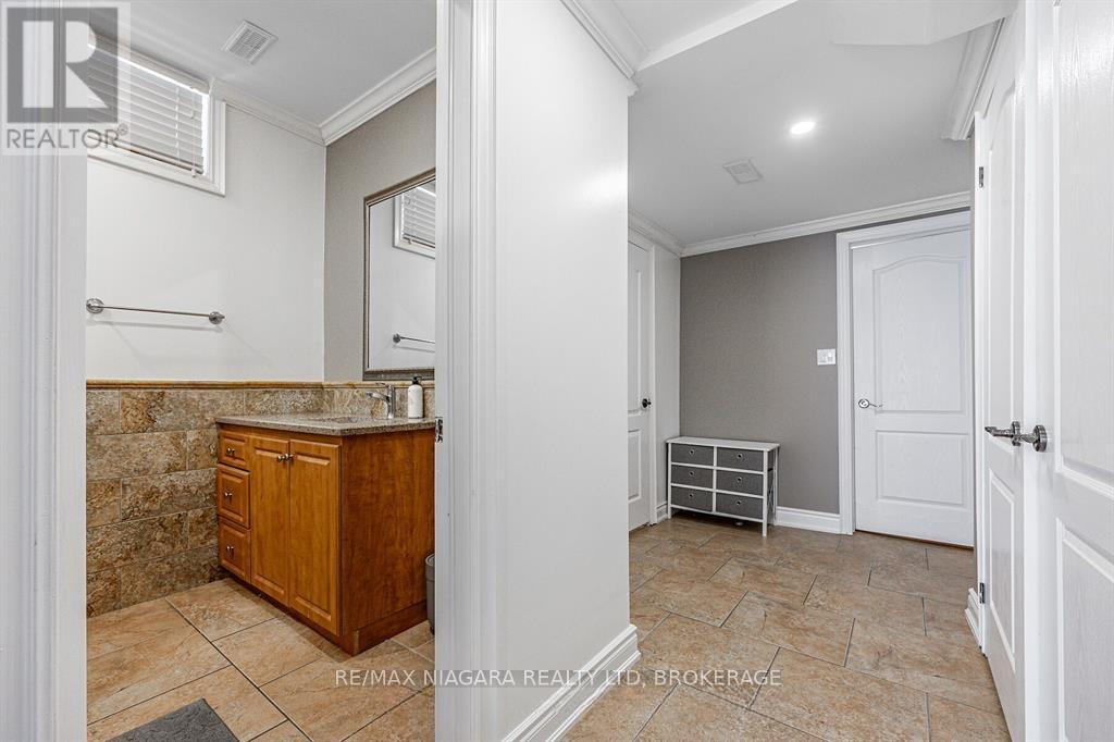 33 St Andrews Boulevard  - Lower Unit, Toronto, Ontario  M9R 1W2 - Photo 11 - W12601968