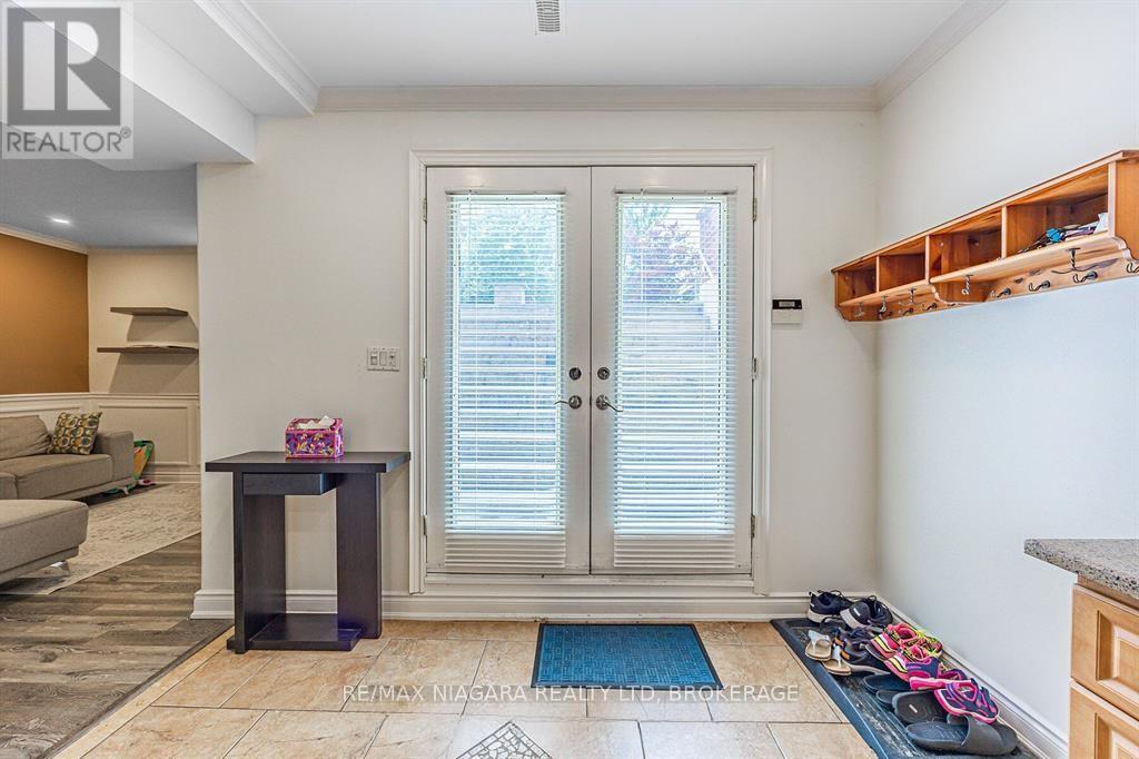 33 St Andrews Boulevard  - Lower Unit, Toronto, Ontario  M9R 1W2 - Photo 5 - W12601968