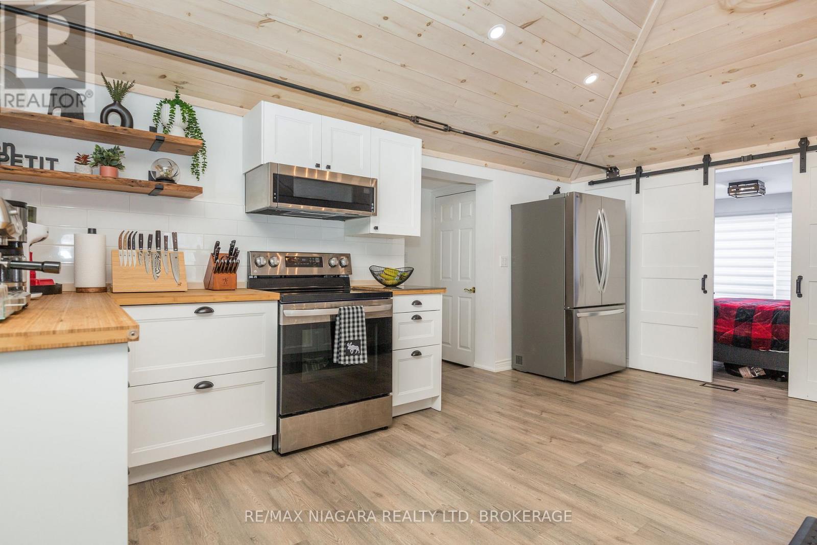 18 Sallows Drive, Tay, Ontario  L0K 2A0 - Photo 9 - S12602522