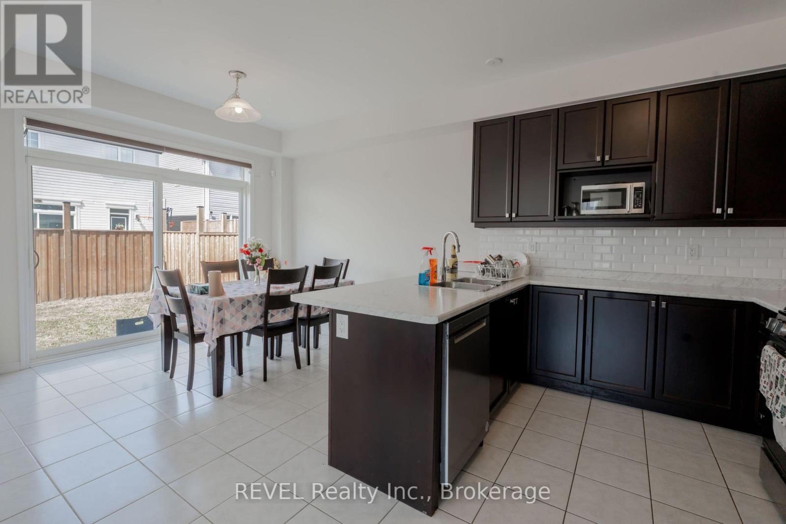 8797 Pawpaw Lane, Niagara Falls, Ontario  L2H 3S4 - Photo 8 - X12610364