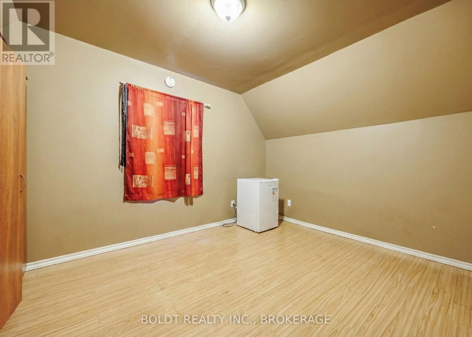 132 Welland Avenue, St. Catharines, Ontario  L2R 2N6 - Photo 12 - X12614842