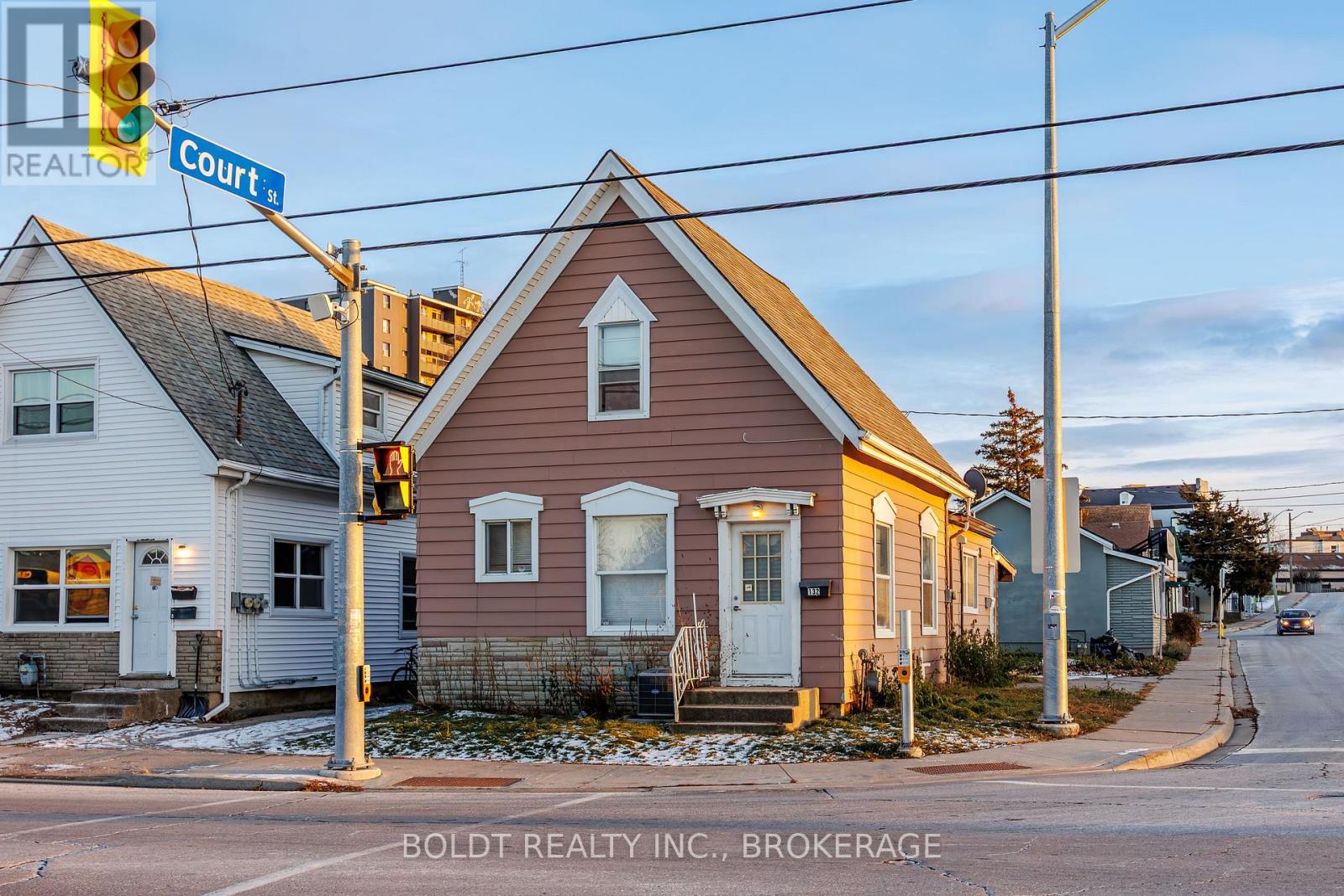 132 Welland Avenue, St. Catharines, Ontario  L2R 2N6 - Photo 2 - X12614842