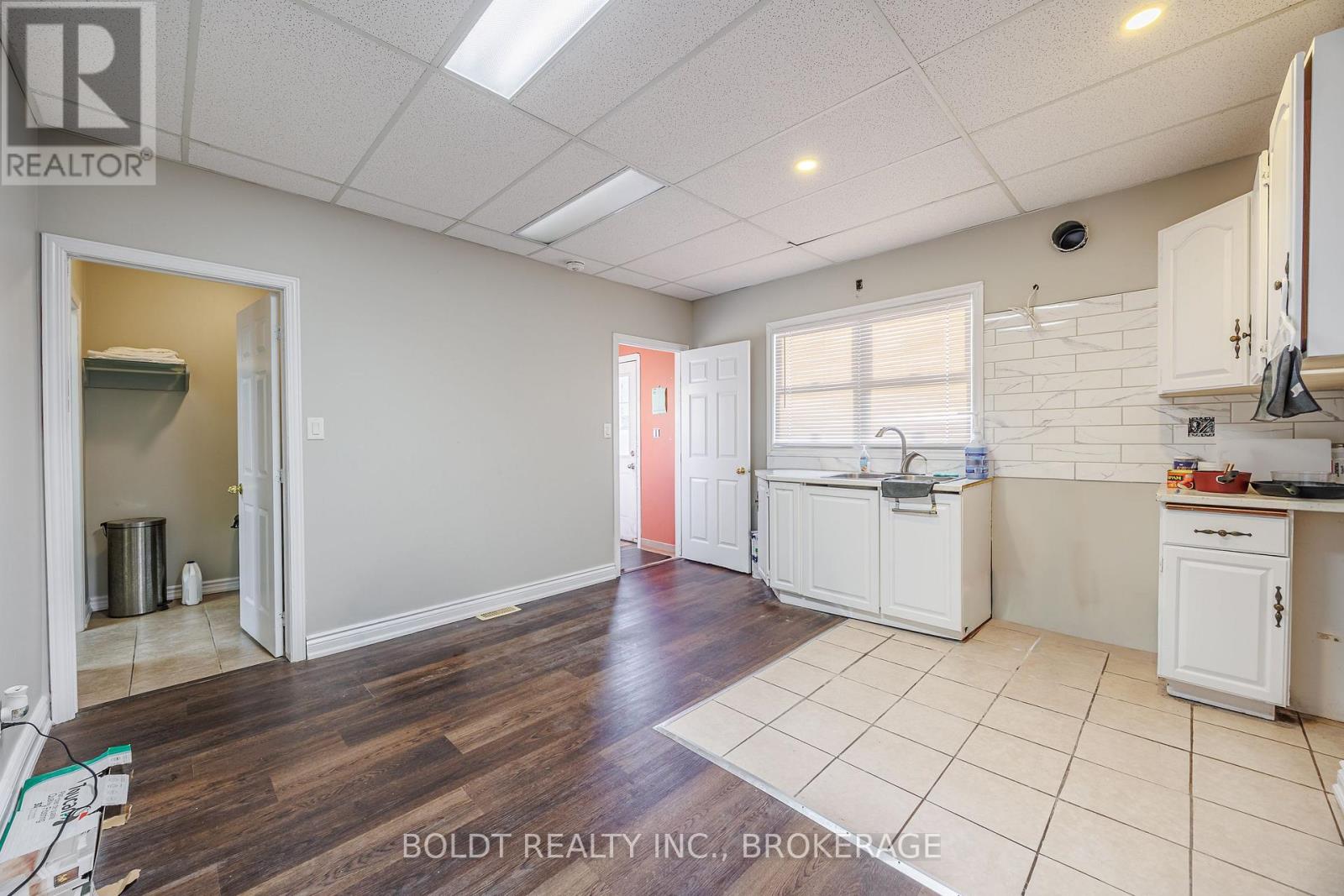 132 Welland Avenue, St. Catharines, Ontario  L2R 2N6 - Photo 4 - X12614842