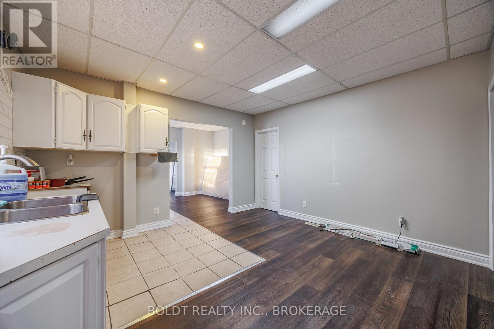 132 Welland Avenue, St. Catharines, Ontario  L2R 2N6 - Photo 5 - X12614842