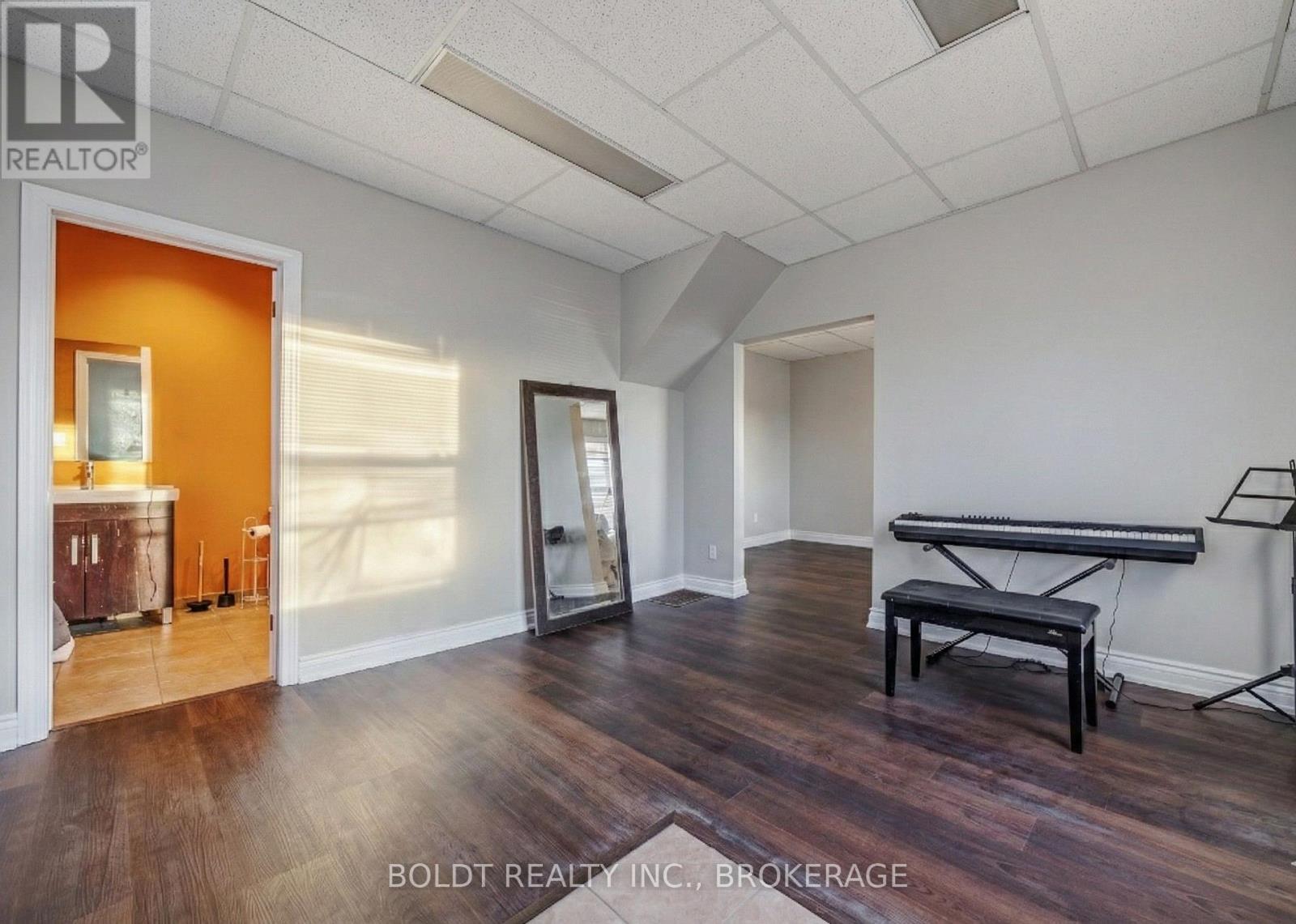 132 Welland Avenue, St. Catharines, Ontario  L2R 2N6 - Photo 8 - X12614842