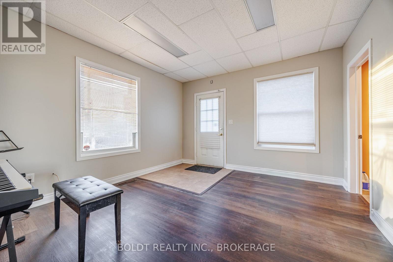 132 Welland Avenue, St. Catharines, Ontario  L2R 2N6 - Photo 9 - X12614842