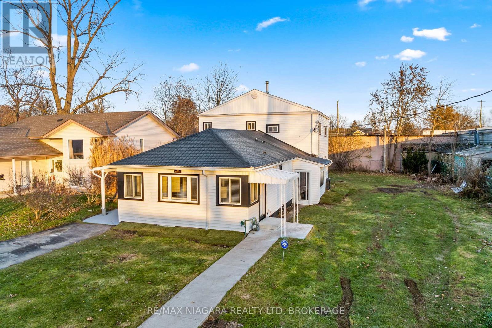 396 Fairview Road, Fort Erie, Ontario  L2A 4S2 - Photo 2 - X12630590