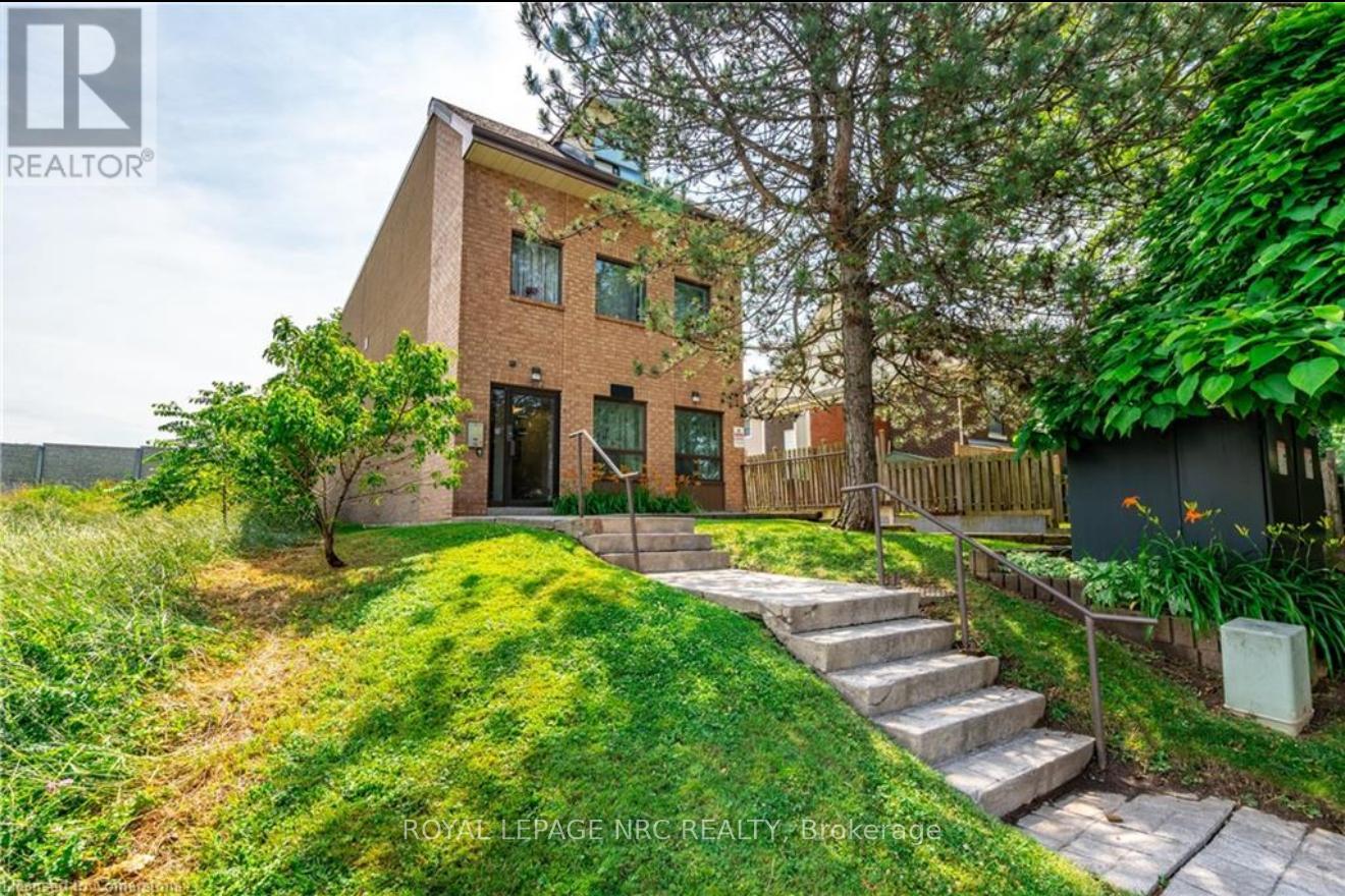 203 - 4872 Valley Way, Niagara Falls, Ontario  L2E 1W3 - Photo 2 - X12631654