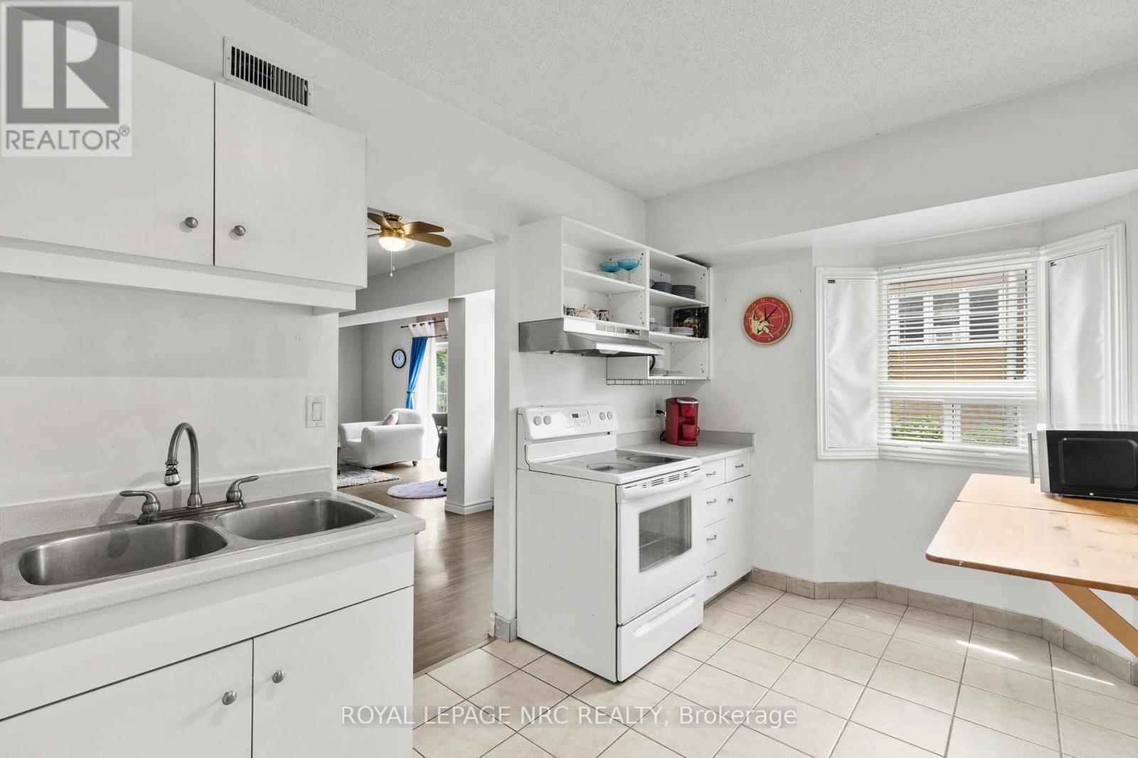 203 - 4872 Valley Way, Niagara Falls, Ontario  L2E 1W3 - Photo 4 - X12631654