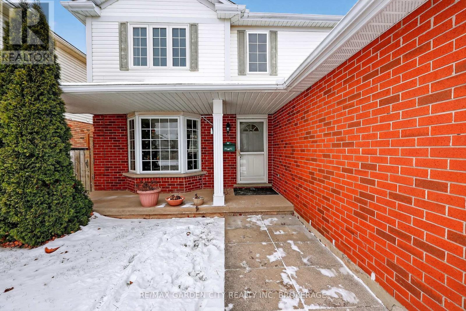 218 Confederation Avenue, Thorold, Ontario  L2V 5A2 - Photo 4 - X12635956