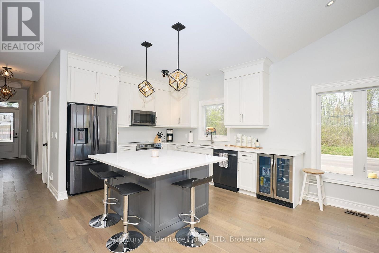 1050 Kettle Court, Fort Erie, Ontario  L2A 0E7 - Photo 4 - X12642690