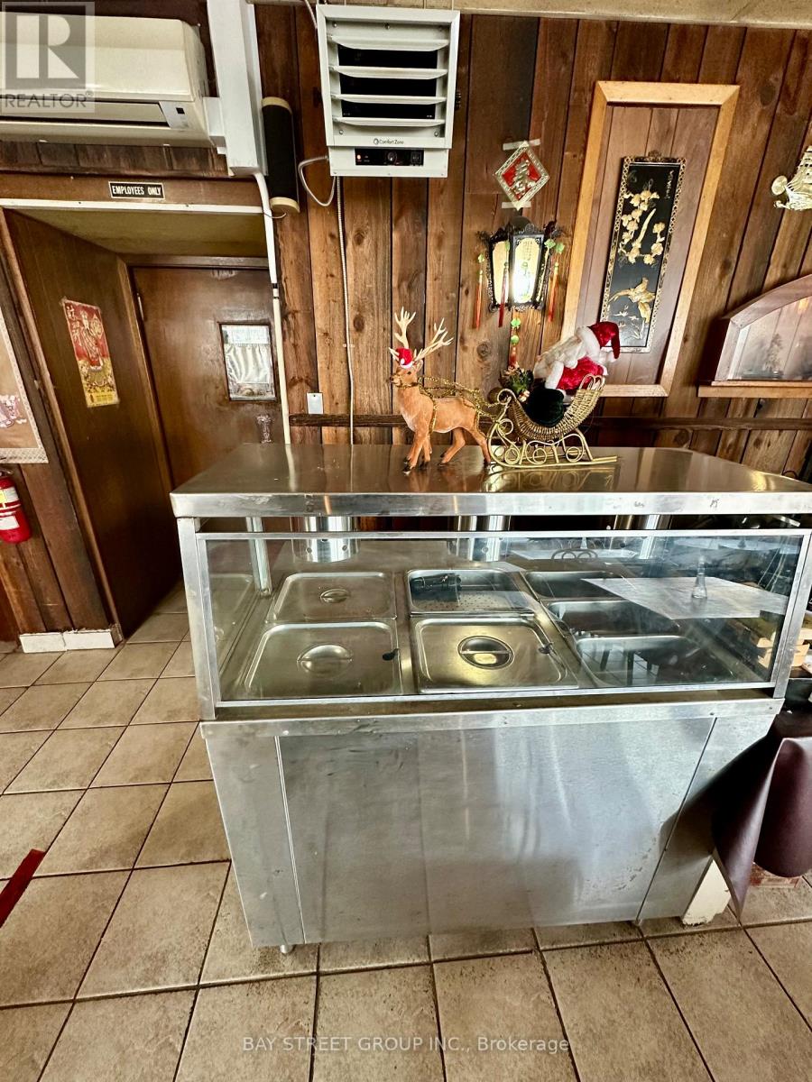 99 Lake Street, St. Catharines, Ontario  L2R 5X5 - Photo 6 - X12643402