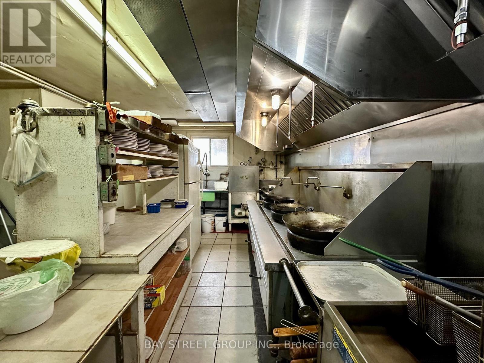 99 Lake Street, St. Catharines, Ontario  L2R 5X5 - Photo 8 - X12643402