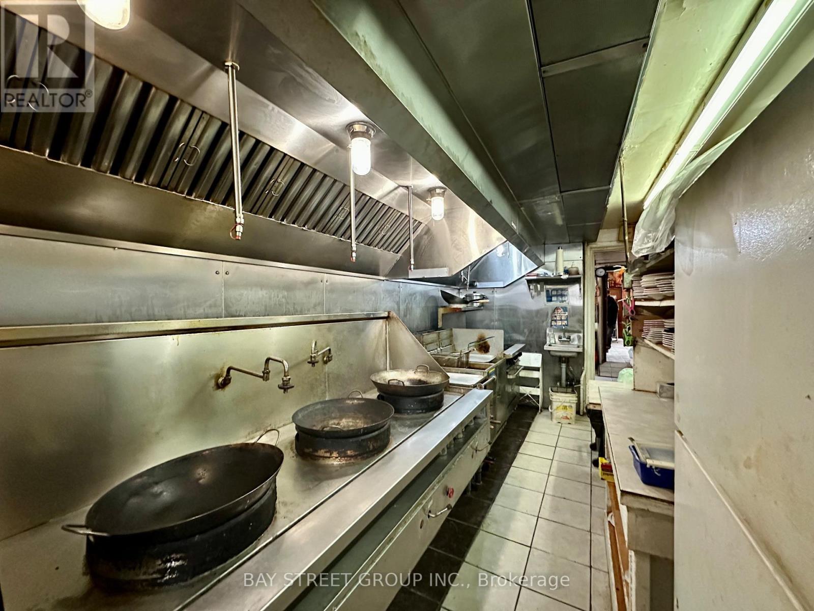 99 Lake Street, St. Catharines, Ontario  L2R 5X5 - Photo 9 - X12643402