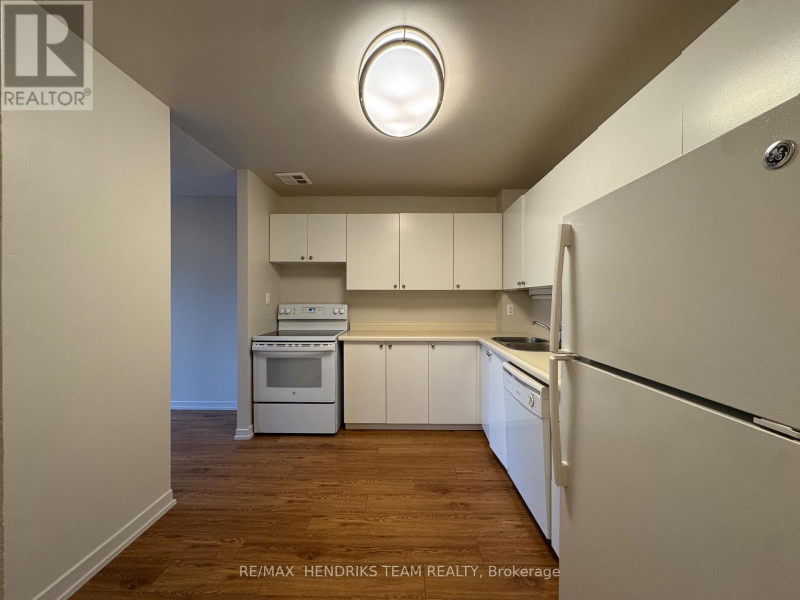 302 - 128 St Augustine Drive, St. Catharines, Ontario  L2P 3X6 - Photo 2 - X12643828