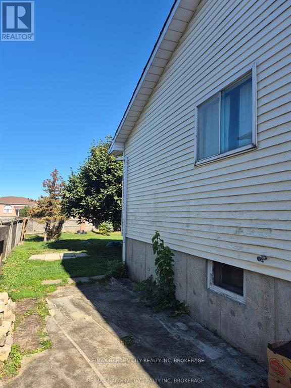 74 Commerford Street, Thorold, Ontario  L2V 4R1 - Photo 3 - X12643996