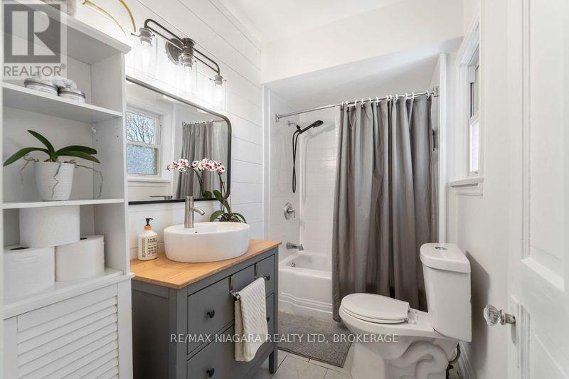 22 Bertram Street, St. Catharines, Ontario  L2R 1A8 - Photo 17 - X12646308