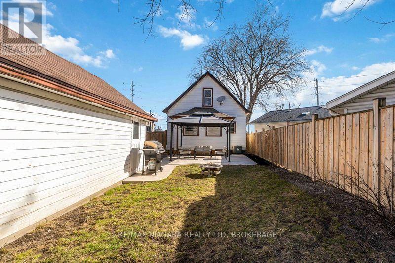 22 Bertram Street, St. Catharines, Ontario  L2R 1A8 - Photo 5 - X12646308