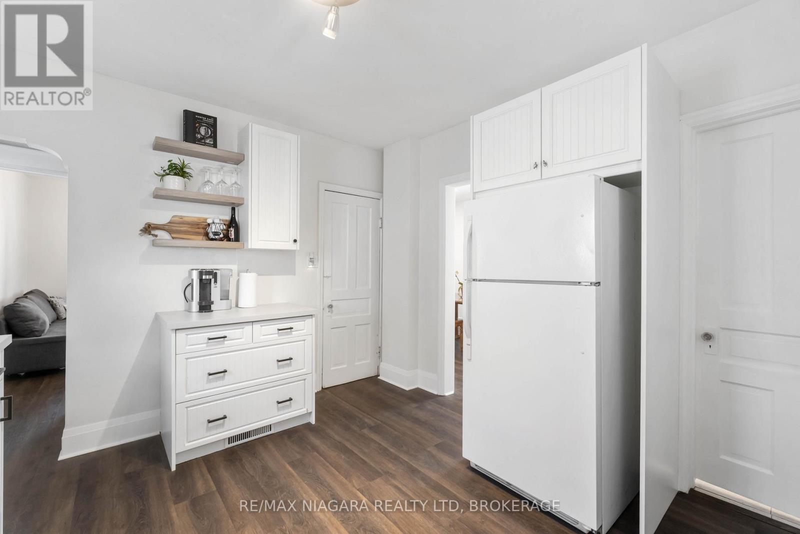 22 Bertram Street, St. Catharines, Ontario  L2R 1A8 - Photo 9 - X12646308