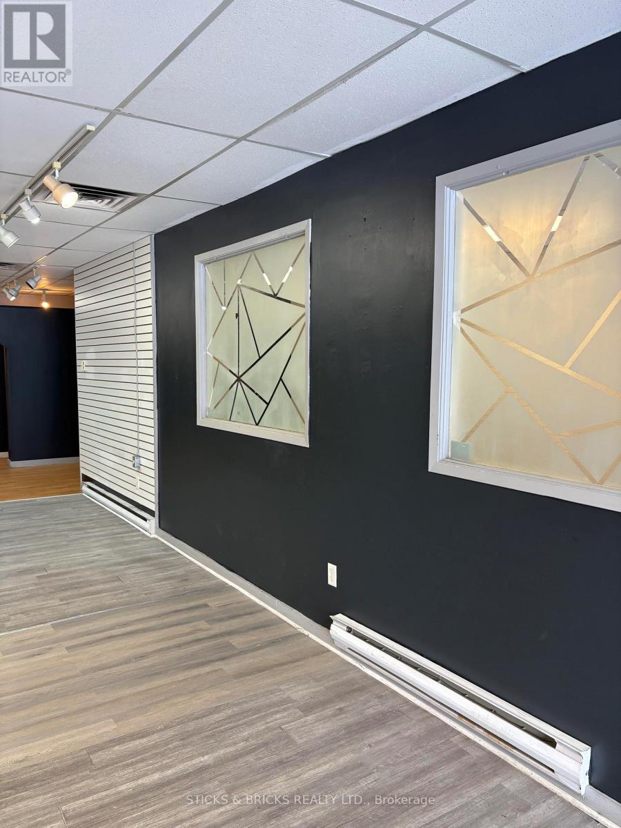 1 - 4400 Queen Street, Niagara Falls, Ontario  L2E 2L3 - Photo 4 - X12649344