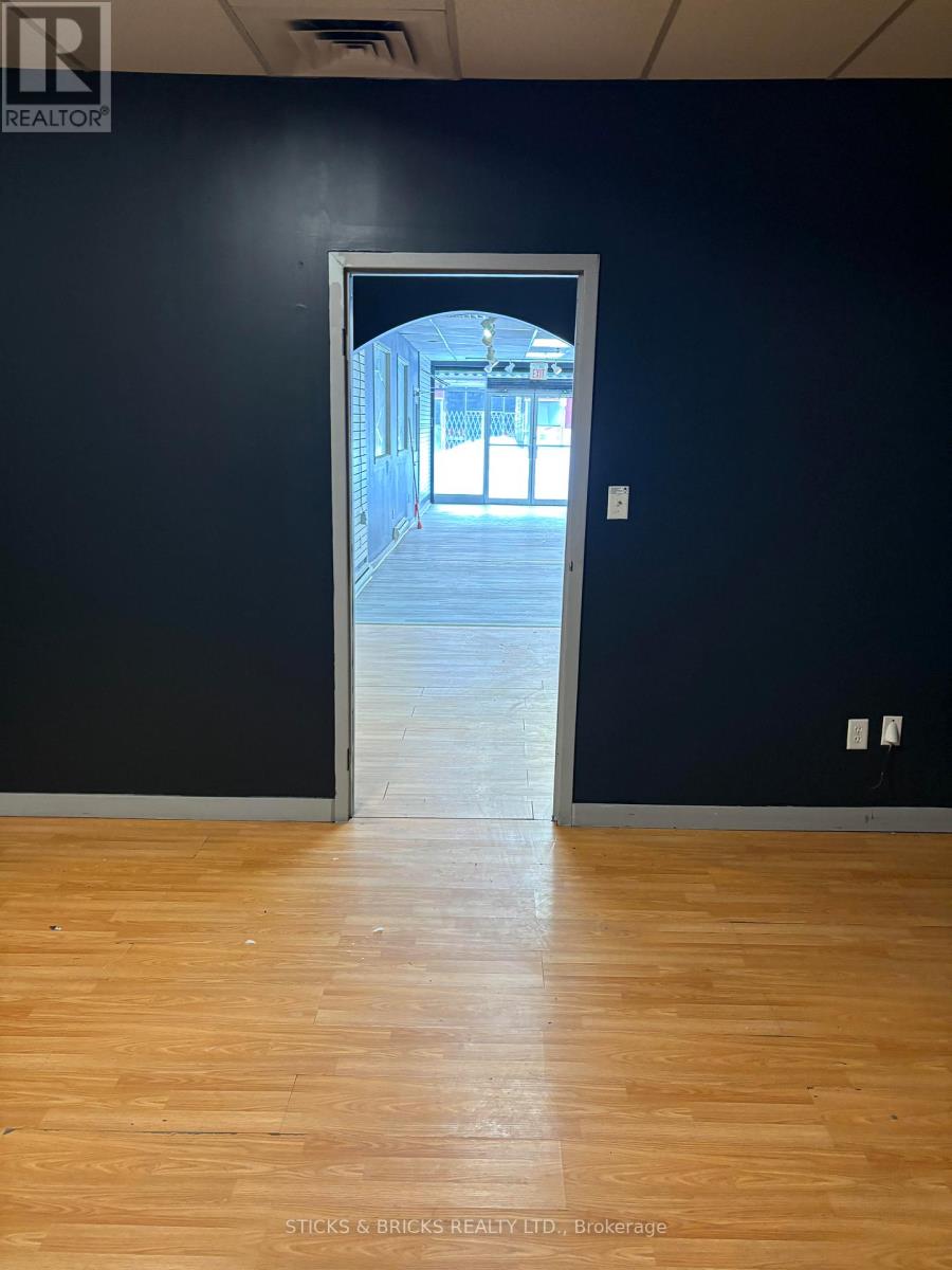 1 - 4400 Queen Street, Niagara Falls, Ontario  L2E 2L3 - Photo 8 - X12649344