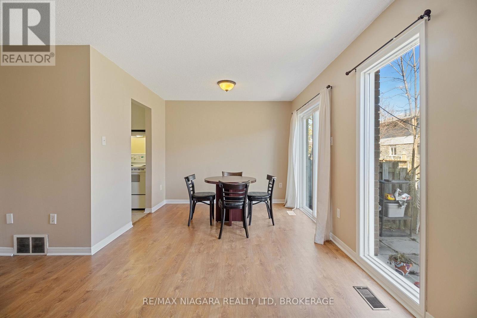 18 Julie Drive, Thorold, Ontario  L2V 4L5 - Photo 10 - X12654654